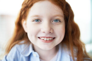 Voici les conseils de nos experts en dentisterie pédiatrique à propos des tâches sur les dents de votre enfant.