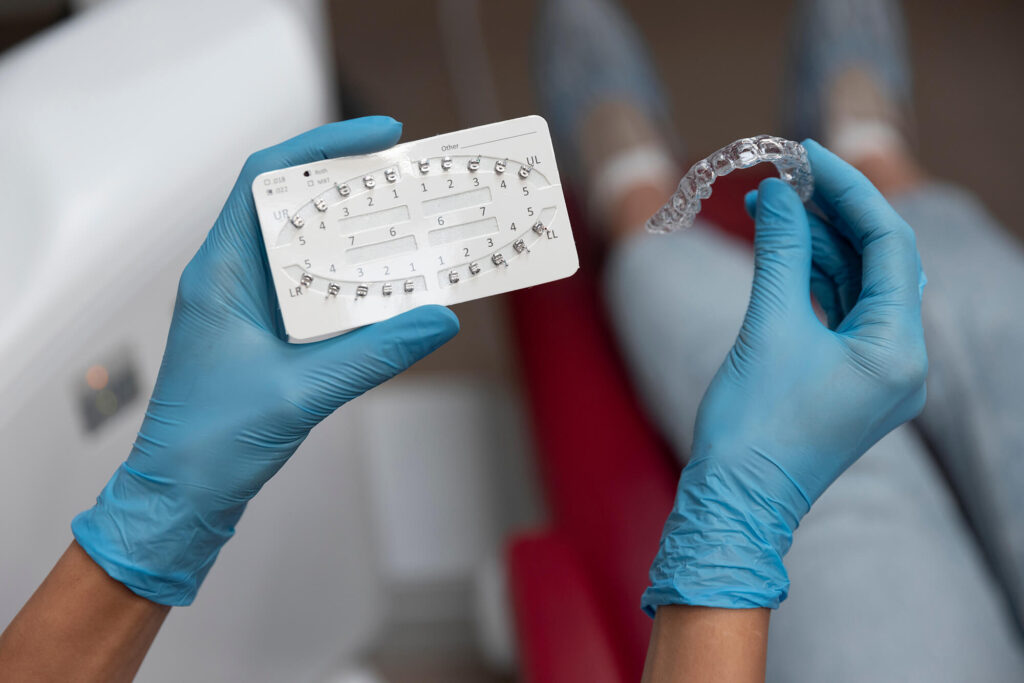 Quelle option pour votre sourire, Invisalign ou broches traditionnelles en orthodontie ?