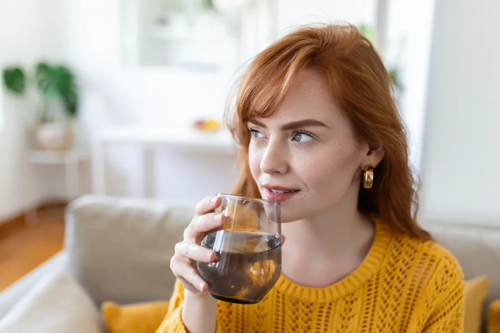 Dents sensibles quand on boit une boisson fraîche ? Découvrez les 5 solutions du Centre Dentaire Cousineau à Brossard pour votre santé buccodentaire.
