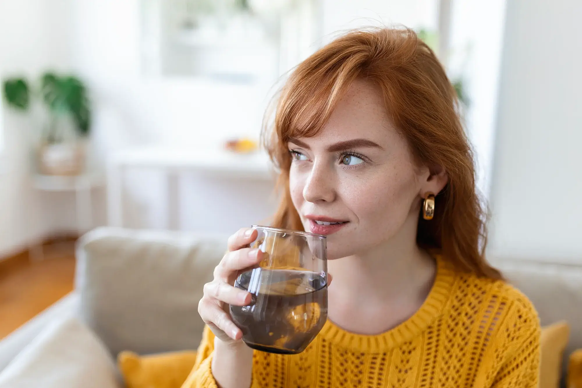 Dents sensibles quand on boit une boisson fraîche ? Découvrez les 5 solutions du Centre Dentaire Cousineau à Brossard pour votre santé buccodentaire.