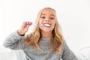 L'été est toujours un moment agréable pour tous. Mais attention aux caries ! Voici les réflexes à avoir pour nos enfants.