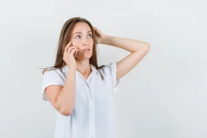 Une femme qui appelle son dentiste, pour savoir si c'est une urgence dentaire. Article du Centre Dentaire Cousineau à Brossard.